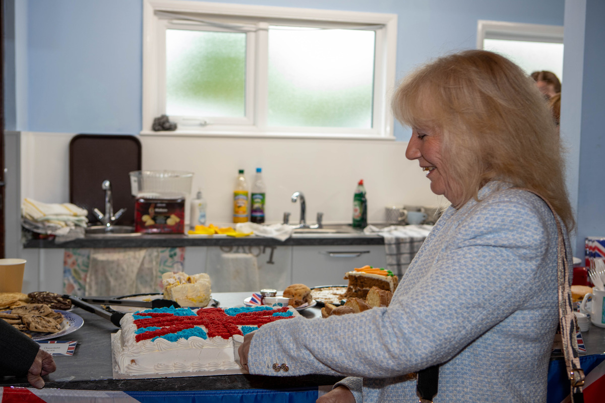 The Mayoress cutting our special cake for people to enjoy